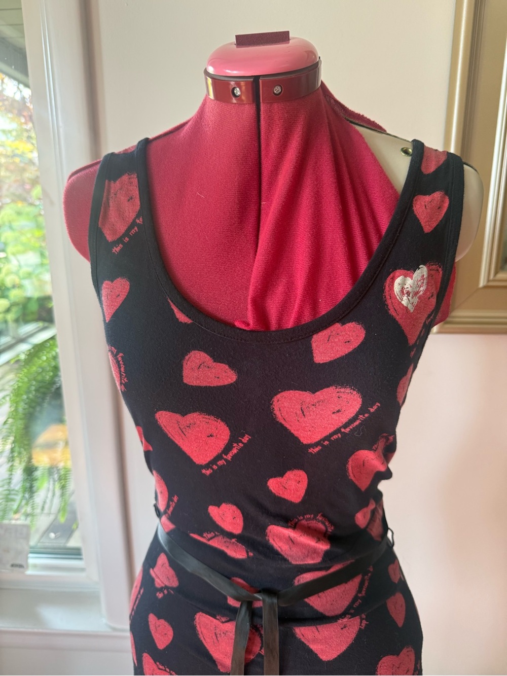 RED HEART PRINT SLEEVELESS DRESS - Picture 2 of 9